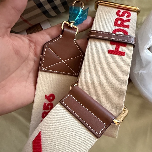 Burberry archive beige all baby tittle handbag. - Picture 13 of 15